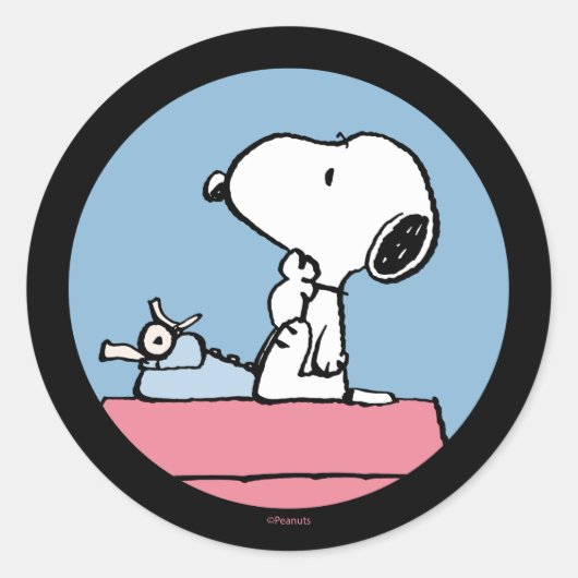 pinda's | Snoopy bij de schrijfmachine Ronde Sticker (Voorkant)