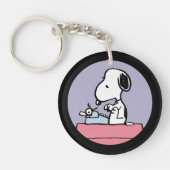 pinda's | Snoopy bij de schrijfmachine Sleutelhanger (Voorkant)