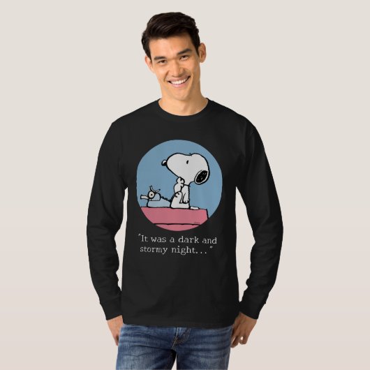 pinda's | Snoopy bij de schrijfmachine T-shirt (Voorkant volledig)