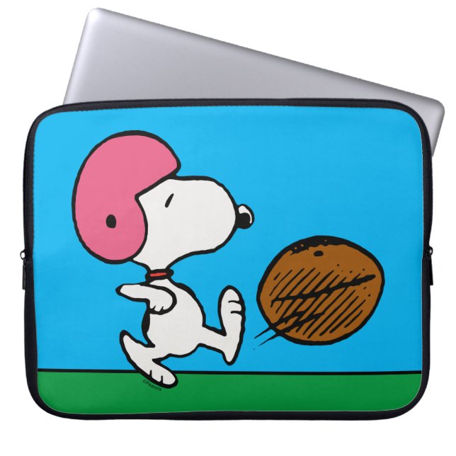 pinda's | Snoopy Football Kicker Laptop Sleeve (Voorkant)