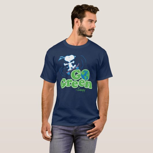 pinda's | Snoopy Go Green Schaats Board T-shirt (Voorkant volledig)