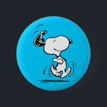 pinda's | Snoopy Happy Dance Ronde Button 5,7 Cm<br><div class="desc">Snoopy is de lovenswaardige huisbeagle van Charlie Brown in de strip Peanuts van Charles M. Schulz. Bekijk dit leuke pinda-ontwerp met deze liefdevolle hond.</div>