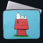 pinda's | Snoopy Napping Laptop Sleeve<br><div class="desc">Snoopy is de lovenswaardige huisbeagle van Charlie Brown in de strip Peanuts van Charles M. Schulz. Bekijk dit leuke pinda-ontwerp met deze liefdevolle hond.</div>
