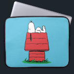 pinda's | Snoopy Napping Laptop Sleeve<br><div class="desc">Snoopy is de lovenswaardige huisbeagle van Charlie Brown in de strip Peanuts van Charles M. Schulz. Bekijk dit leuke pinda-ontwerp met deze liefdevolle hond.</div>