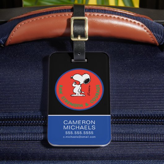 pinda's | Snoopy Raw Strength & Courage Badge Bagagelabel (Voorkant Insitu 2)
