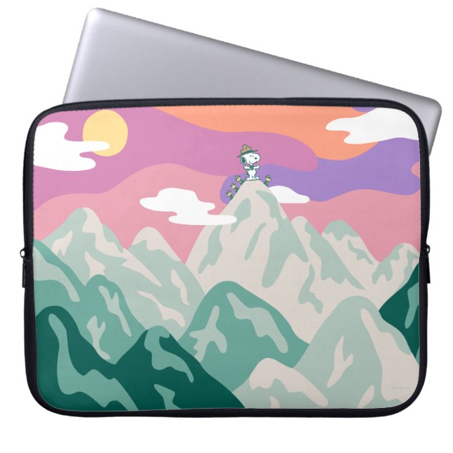 pinda's | Snoopy & Troop Hiking the Mountain Laptop Sleeve (Voorkant)