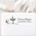 pinda's | Snoopy & Woodstock Frozen Birdbath Etiket<br><div class="desc">Snoopy en Woodstock schaatsen op een vogelbad is een charmante afbeelding uit de strip "Peanuts" gemaakt door Charles Schulz. In deze grillige scène houdt Woodstock,  Snoopy's beste vriend,  zich vaak bezig met winteractiviteiten zoals schaatsen en hockey op een bevroren vogelbad.</div>