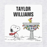 pinda's | Snoopy & Woodstock Frozen Birdbath Kinderlabels<br><div class="desc">Snoopy en Woodstock schaatsen op een vogelbad is een charmante afbeelding uit de strip "Peanuts" gemaakt door Charles Schulz. In deze grillige scène houdt Woodstock,  Snoopy's beste vriend,  zich vaak bezig met winteractiviteiten zoals schaatsen en hockey op een bevroren vogelbad.</div>