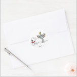 pinda's | Snoopy & Woodstock Frozen Birdbath Ronde Sticker<br><div class="desc">Snoopy en Woodstock schaatsen op een vogelbad is een charmante afbeelding uit de strip "Peanuts" gemaakt door Charles Schulz. In deze grillige scène houdt Woodstock,  Snoopy's beste vriend,  zich vaak bezig met winteractiviteiten zoals schaatsen en hockey op een bevroren vogelbad.</div>