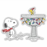pinda's | Snoopy & Woodstock Frozen Birdbath Sticker<br><div class="desc">Snoopy en Woodstock schaatsen op een vogelbad is een charmante afbeelding uit de strip "Peanuts" gemaakt door Charles Schulz. In deze grillige scène houdt Woodstock,  Snoopy's beste vriend,  zich vaak bezig met winteractiviteiten zoals schaatsen en hockey op een bevroren vogelbad.</div>