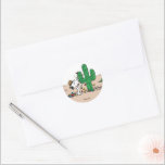 pinda's | Spike decoreert voor Kerstmis Ronde Sticker<br><div class="desc">In vakantie design en verhalen,  Spike shows dat zelfs als je alleen bent,  de kerstsfeer nog steeds kan worden gevoeld. Zijn karakter voegt een speciaal tintje toe aan het vakantieseizoen in het "Peanuts"-universum,  en herinnert ons aan het belang van verbinding en vriendelijkheid.</div>