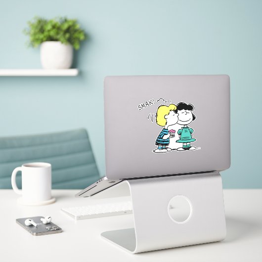 pinda's | VALENTIJNSDAG | Lucy & Schroeder Kiss Sticker (Laptop op bureau)