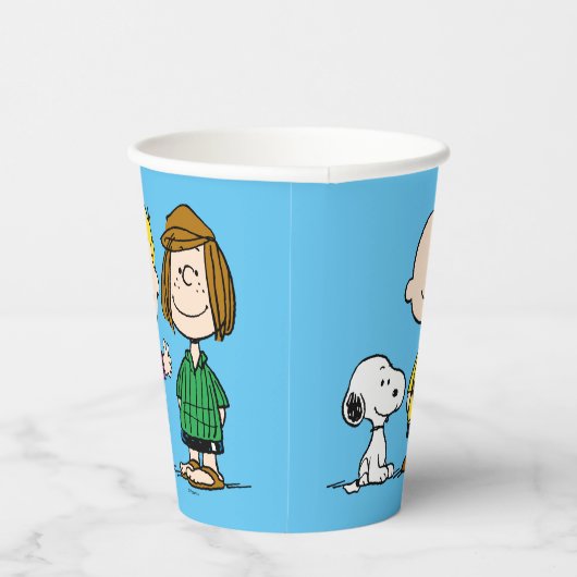 pinda's vrienden op rij papieren bekers (Rechts)