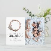 Pine Berry Wreath Merry Kerstscript Foto Hol Feestdagenkaart (Staand voorkant)