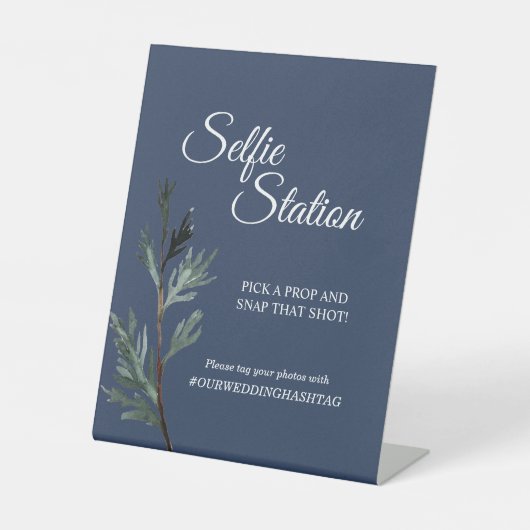 Pine Blue Winter Wedding Selfie-station Reclamebord Met Voetstuk (Voorkant)