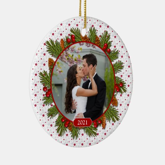 Pine Boughs Holly 1st Kerstmis Foto Keramisch Ornament (Rechts)