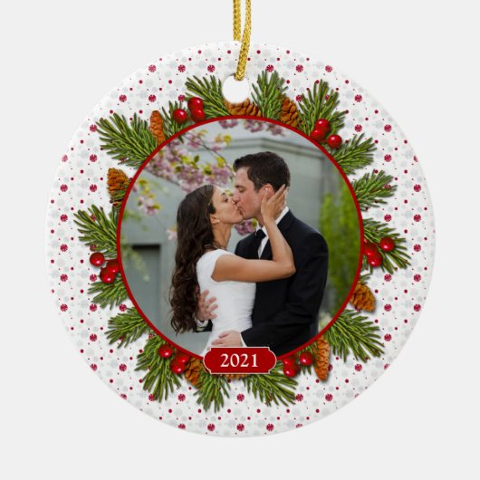 Pine Boughs Holly 1st Kerstmis Foto Keramisch Ornament (Voorkant)