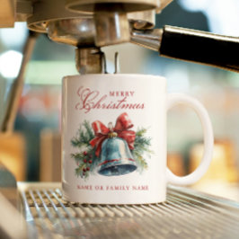 Pine brunches en kerstbel Vrolijk kerstfeest Koffiemok