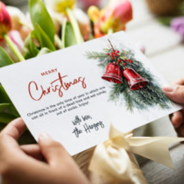 Pine brunches en rode klokken Vrolijk kerstfeest Feestdagenkaart