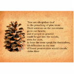 Pine Cone en John Muir Quote Fotobeeldje Magneet<br><div class="desc">Een digitale weergave van een dennenkegel van Ma'alot-Tarshiha in Noord-Israël, het Galilea, bovenop een oude papieren achtergrond, samen met het citaat: "Weinig zijn doof voor het preken van dennenbomen. Hun sermons op de bergen gaan naar ons hart; en als mensen in het algemeen in de bossen zouden kunnen komen, zelfs...</div>