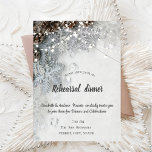 Pine Cone, Snowflakes Rehearsal Dinner Kaart<br><div class="desc">Winter wonderland met snaarlampen die een uitnodiging voor het avondeten repeteren. Een prachtige uitnodiging die kan worden aangepast aan de jouw naam. Selecteer de knop "aanpassen" om de lettertypestijl,  kleur en grootte te wijzigen.</div>