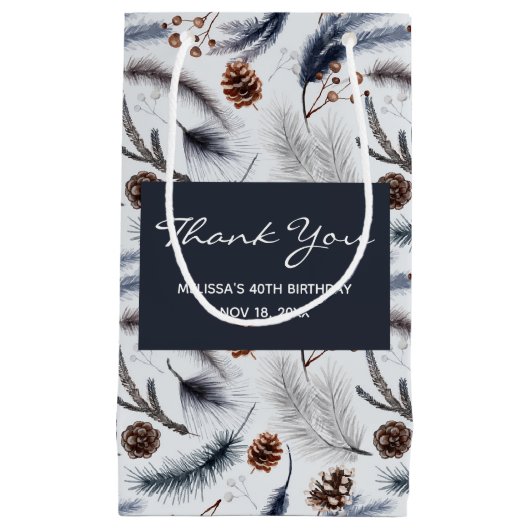 Pine Cones & Pine Needles Winter Pattern Dank u Klein Cadeauzakje (Voorkant)