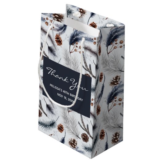 Pine Cones & Pine Needles Winter Pattern Dank u Klein Cadeauzakje (Achterkant Gekanteld)