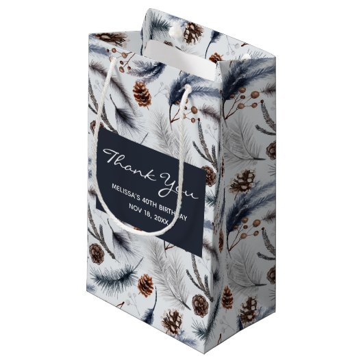 Pine Cones & Pine Needles Winter Pattern Dank u Klein Cadeauzakje (Voorkant Gekanteld)