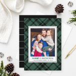 Pine Green Tartan Pset Merry kerstfoto Feestdagenkaart<br><div class="desc">De feestelijke wintervaste fotokaart bevat een favoriete verticale foto gemaakt door een klassieke, maar moderne jager, groen / pijngroen en zwarte Schotse tartan-gelaagde achtergrond. Pas de aangepaste tekst voor "prettige kerst" aan met de gewenste tekst, de familienaam en het jaar. Een coördinatiepatroon van gestroomlijnde zwarte en witte horizontale strepen drukt...</div>