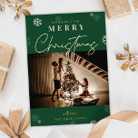 Pine groen & goud kerst een familie foto folie feestdagenkaart<br><div class="desc">Verspreid de feestelijke vrolijkheid met een gepersonaliseerde foto Kerst wenskaart. De wenskaart van dit seizoen bevat ruimte voor één grote familiefoto en uw familienaam. De echte gouden folie vult deze Merry Christmas afbeelding kaart perfect aan en de verfijnde dennengroene achtergrond en subtiel sneeuwvlokmotief brengen die kerstsfeer.</div>