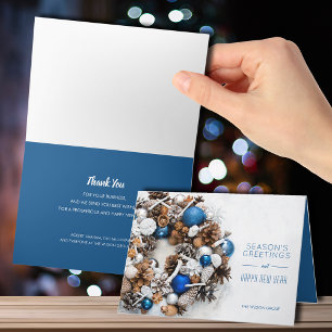Pine krans blauw en wit zakelijke vakantie kaart