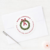 Pine krans met rode boog Vrolijk kerstfeest Ronde Sticker (Envelop)