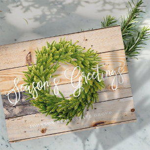 Pine krans op hout   Groeten van het seizoen Feestdagenkaart