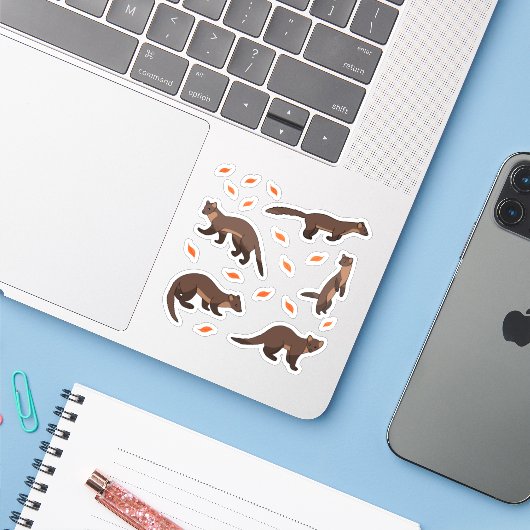 Pine martens sticker (Laptop met iPhone)