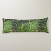 Pine Needles van Kenneth Yoncich Lichaamskussen (Achterkant)