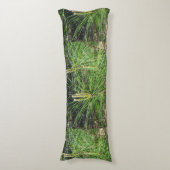 Pine Needles van Kenneth Yoncich Lichaamskussen (Voorkant Verticaal)