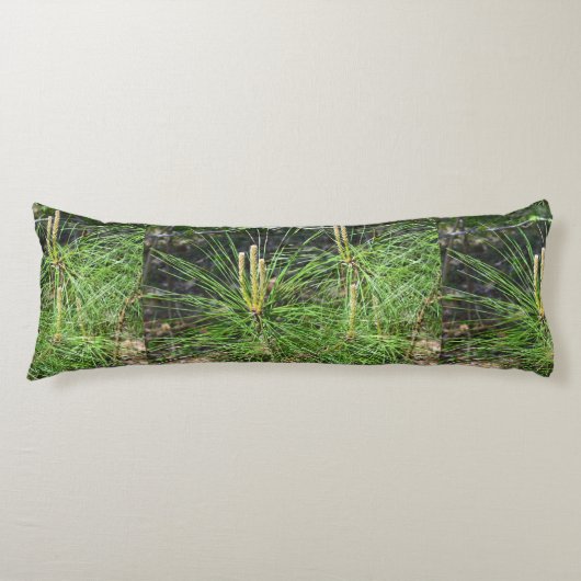 Pine Needles van Kenneth Yoncich Lichaamskussen (Voorkant)