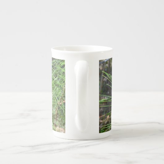 Pine Needles van Kenneth Yoncich Porselein Kop (Achterkant)