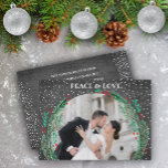 Pine op zwarte kerstfoto feestdagenkaart<br><div class="desc">Een groot aantal pijnboomtakken,  bessen en bladeren op een zwarte kleur corduroy achtergrond omringt uw favoriete foto met uw groet in het teken aan de voorkant en uw personalisatie en boodschap aan de achterkant. Selecteer Steen voor zwaarste papieren en high definition voor de beste afdrukkwaliteit. *Gebruik een horizontale foto.</div>