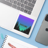 Pine tree silhouette - ontdek de grote buitendeure sticker (Laptop met iPhone)
