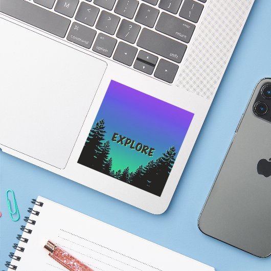 Pine tree silhouette - ontdek de grote buitendeure sticker (Laptop met iPhone)