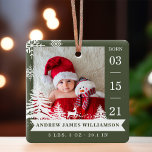 Pine Tree & Snow Baby Geboorte Statistieken & Foto Keramisch Ornament<br><div class="desc">Nieuwe baby geboorte statistieken foto Kerstmis ornament. Het ontwerp bestaat uit twee foto's, een foto op de voorkant en een foto op de achterkant. Geef de foto van je nieuwe baby weer. De geboortedatum staat ernaast en de naam en geboortestatus van de baby staan eronder. Een groene achtergrond met witte...</div>
