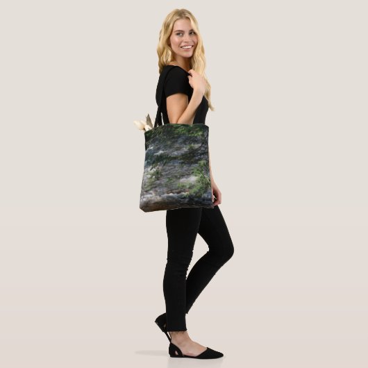 Pine Tree stroomversnellingen in de beek Tote Bag (Op model)