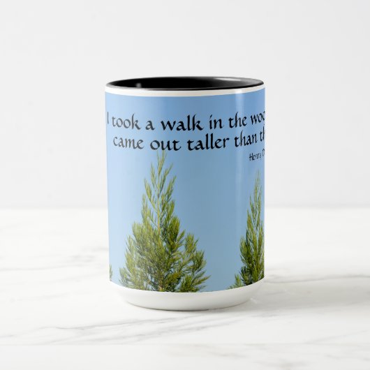 Pine Trees en Sky Thoreau Quote Walk in Bossen Mok (Midden)