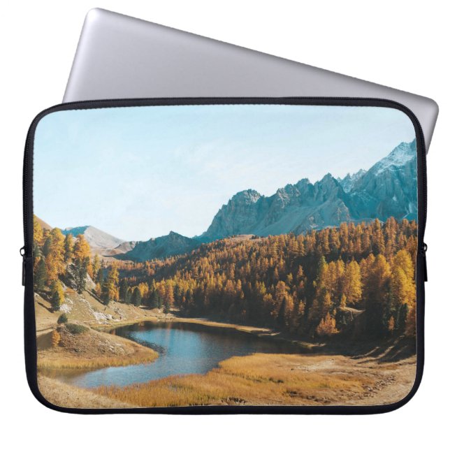 PINE TREES NEAR LAKE LAPTOP SLEEVE (Voorkant)