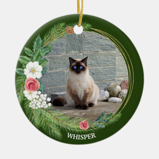 Pine Wreator met Rozen Petunias White Berries Keramisch Ornament (Voorkant)