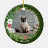 Pine Wreator met Rozen Petunias White Berries Keramisch Ornament (Achterkant)