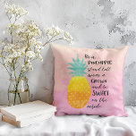 Pineappel Inspirerend Waterverf Typografie Kussen<br><div class="desc">Wees een ananas piloot - Waterverf typografie citeert kunstpijp. Herinner jezelf aan je liefde voor alles wat tropisch is als je comfortabel rust in je woonkamer of in een entertainmentgebied. Deze heerlijke kussen hebben een ontwerp met een achtergrond van waterverf in tinten geel en roze. De afbeelding van een ananas...</div>