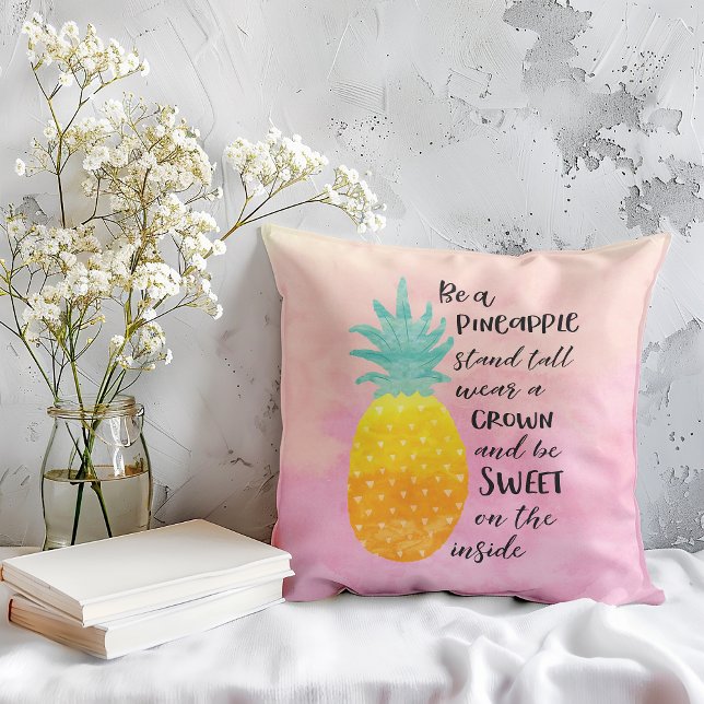 Pineappel Inspirerend Waterverf Typografie Kussen (The illustration of a pineapple with an inspirational quote on a pillow will brighten up any space.)