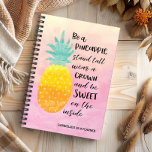 Pineappel Inspirerend Waterverf Typografie Planner<br><div class="desc">Wees een ananassapanner: deze superstijlvolle waterverf typografie citeert kunstplanner. De achtergrond is een verse waterverf in tinten geel en roze. De illustratie van een ananas met de geweldige quote: "Wees een ananas, sta groot, draag een kroon en wees zoet aan de binnenkant." Herinner jezelf aan je liefde voor alles wat...</div>